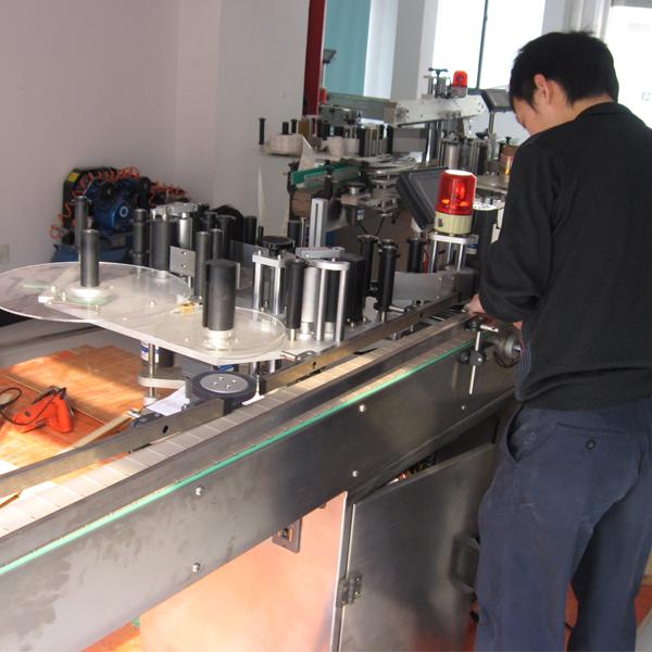 ウォーターボトル用のボトルセパレーターを備えたSiemensPLC自動ラベル付け機