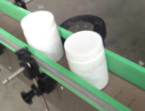 ラウンドボトルラベリングマシン、ラウンドシュガージャー用の瓶詰めおよびラベリングマシン