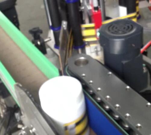 ラウンドボトルラベリングマシン、ラウンドシュガージャー用の瓶詰めおよびラベリングマシン