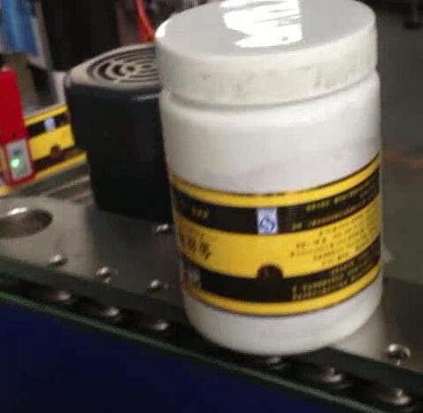 ラウンドボトルラベリングマシン、ラウンドシュガージャー用の瓶詰めおよびラベリングマシン