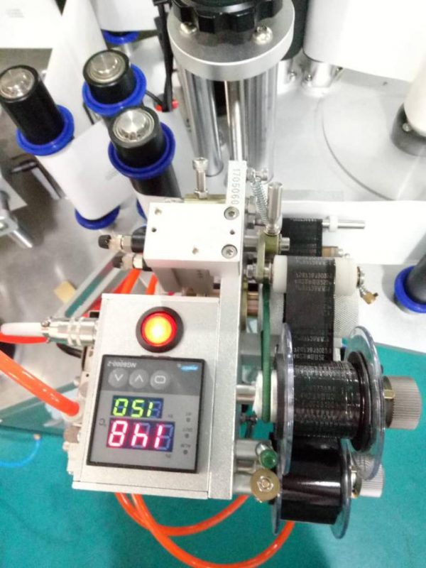 ページングデバイスとコーディングマシンで自動ダベルサイドステッカーラベリングマシンにラベルを付ける