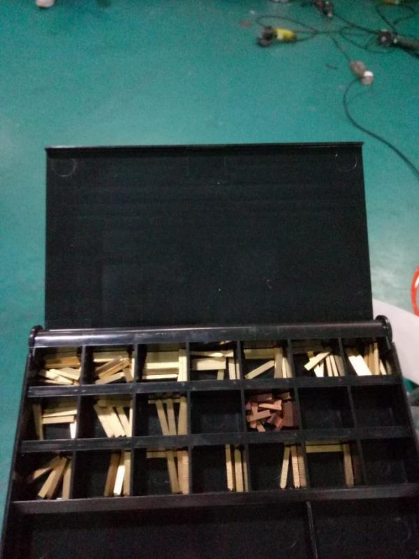 ページングデバイスとコーディングマシンで自動ダベルサイドステッカーラベリングマシンにラベルを付ける