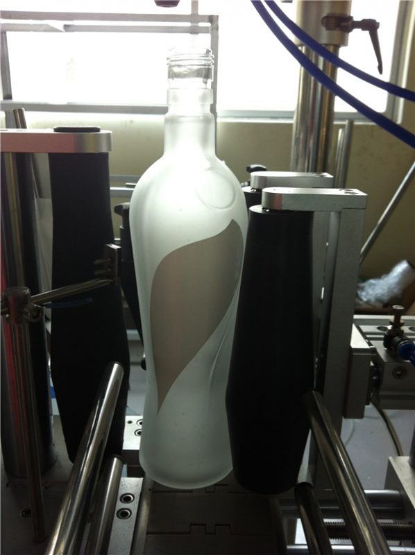 飲料業界ラウンドボトルステッカーラベリングマシン電気駆動タイプ