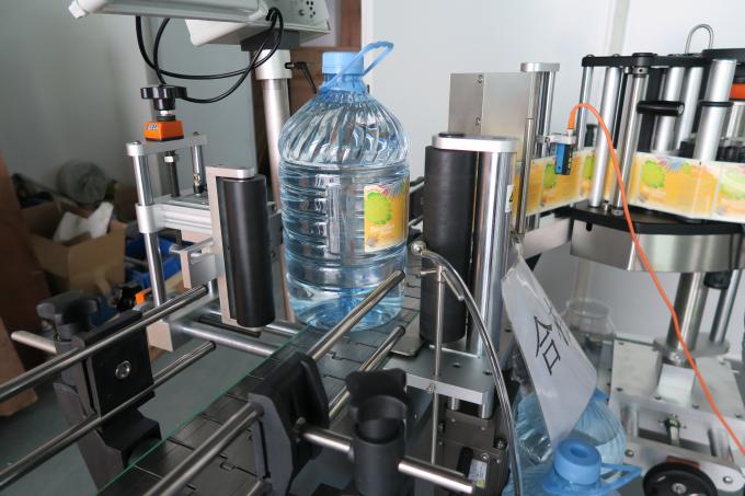 5L飲料水丸瓶ステッカーラベリング機、粘着ラベル貼付機