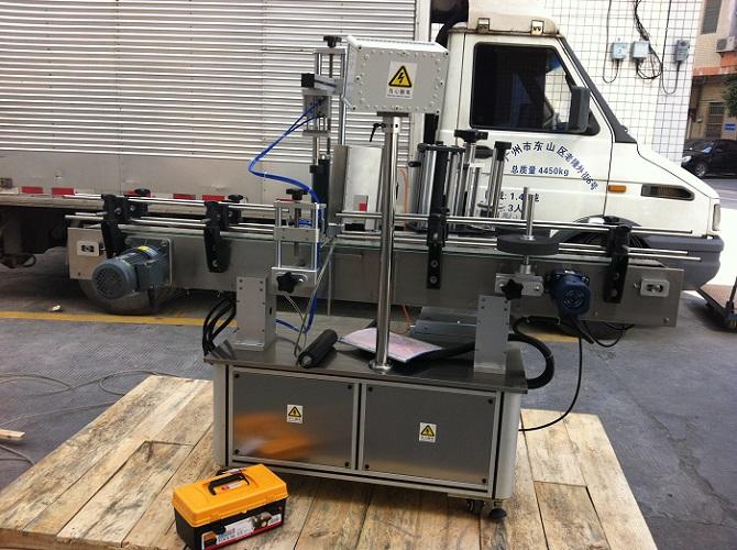 adhesvieラベル用の高精度デュアルラベルラウンドボトルステッカーラベリングマシン