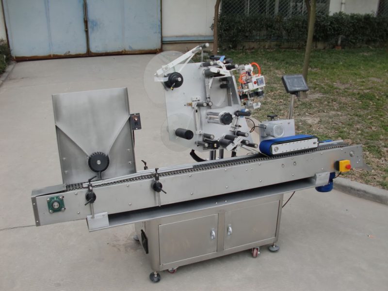 中国コンベヤーモーターHYブランドバイアルラベリングマシン、電子機器サプライヤー向けの7番目のバッテリーラベルステッカーマシン