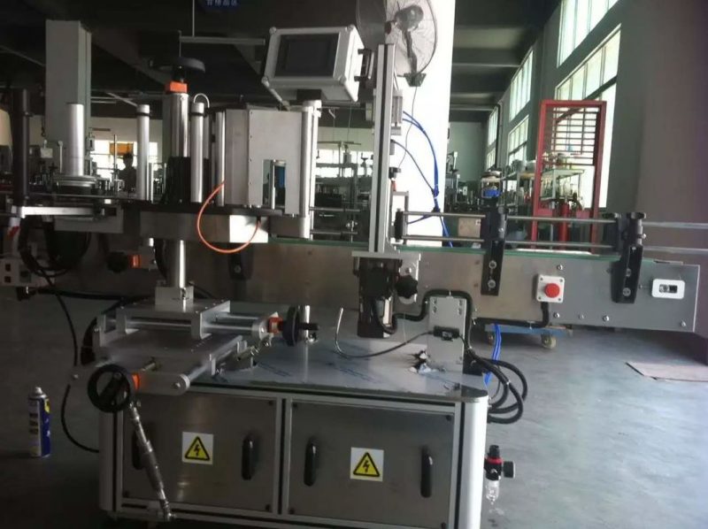 飲料業界のサプライヤーのための中国の果物/野菜ジュースラウンドボトルステッカーラベル付け機