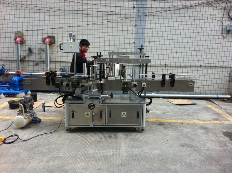 中国ペットボトル用全自動接着剤ラウンドボトルラベリングマシンフロントおよびバックサプライヤー
